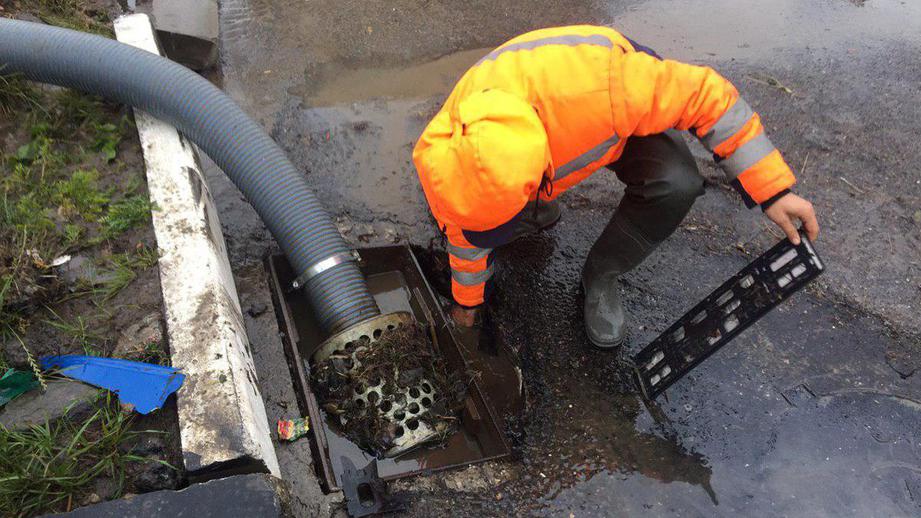 Современная техника ускорила откачку воды с дороги в Шереметьево